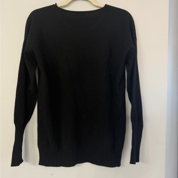 J. McLaughlin Women’s XS (measures larger) pure black roll neck cashmere sweater - Picture 5 of 7